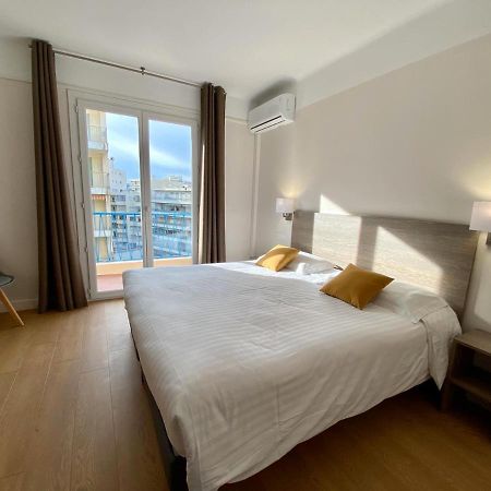 Hotel Courbet Juan-les-Pins Bagian luar foto
