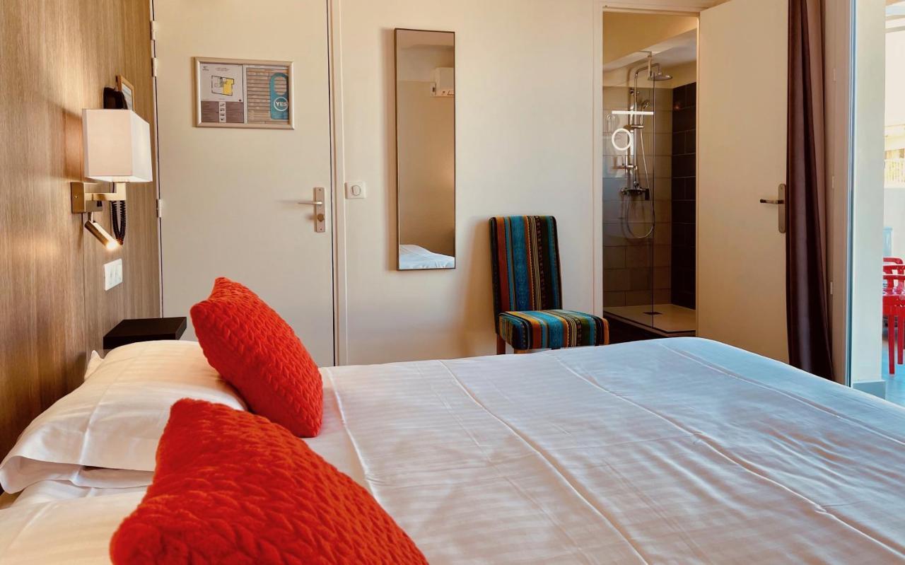 Hotel Courbet Juan-les-Pins Bagian luar foto