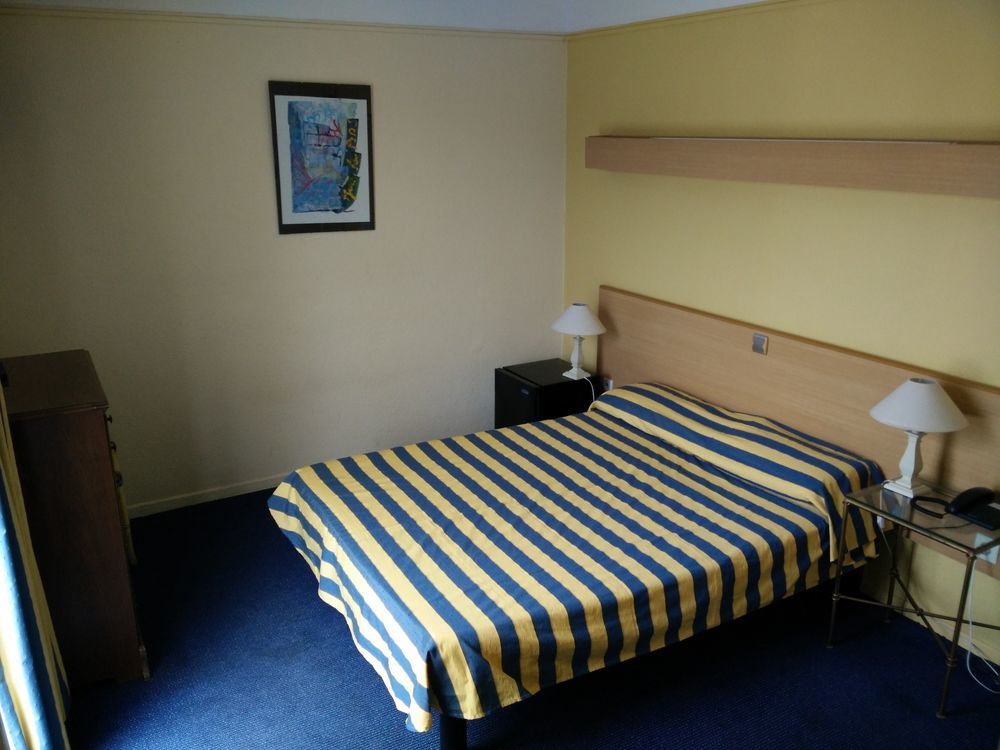Hotel Courbet Juan-les-Pins Bagian luar foto