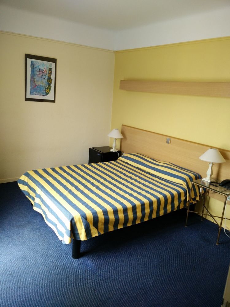 Hotel Courbet Juan-les-Pins Bagian luar foto