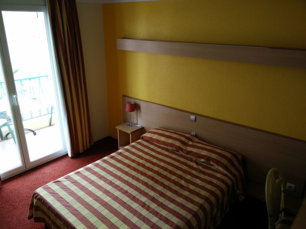 Hotel Courbet Juan-les-Pins Bagian luar foto