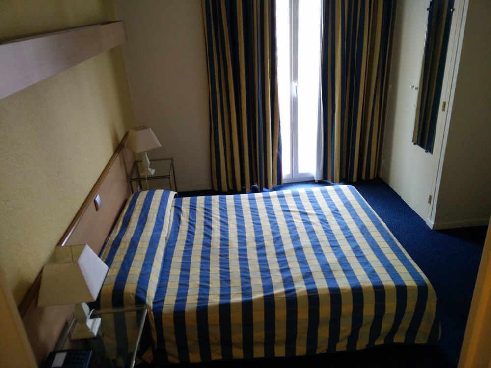 Hotel Courbet Juan-les-Pins Bagian luar foto