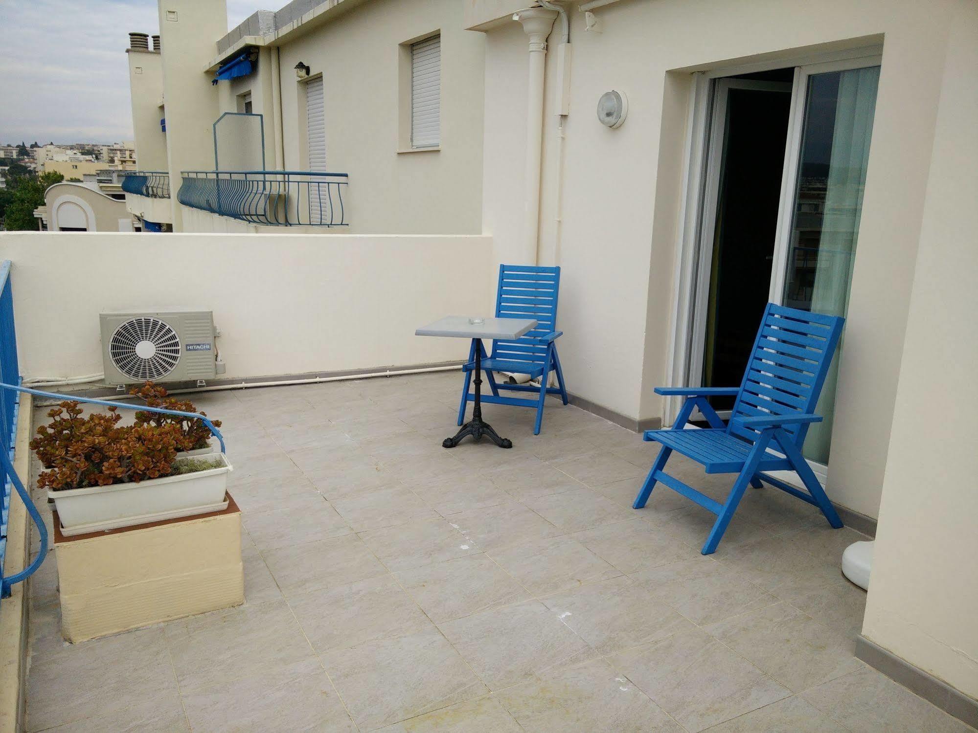 Hotel Courbet Juan-les-Pins Bagian luar foto